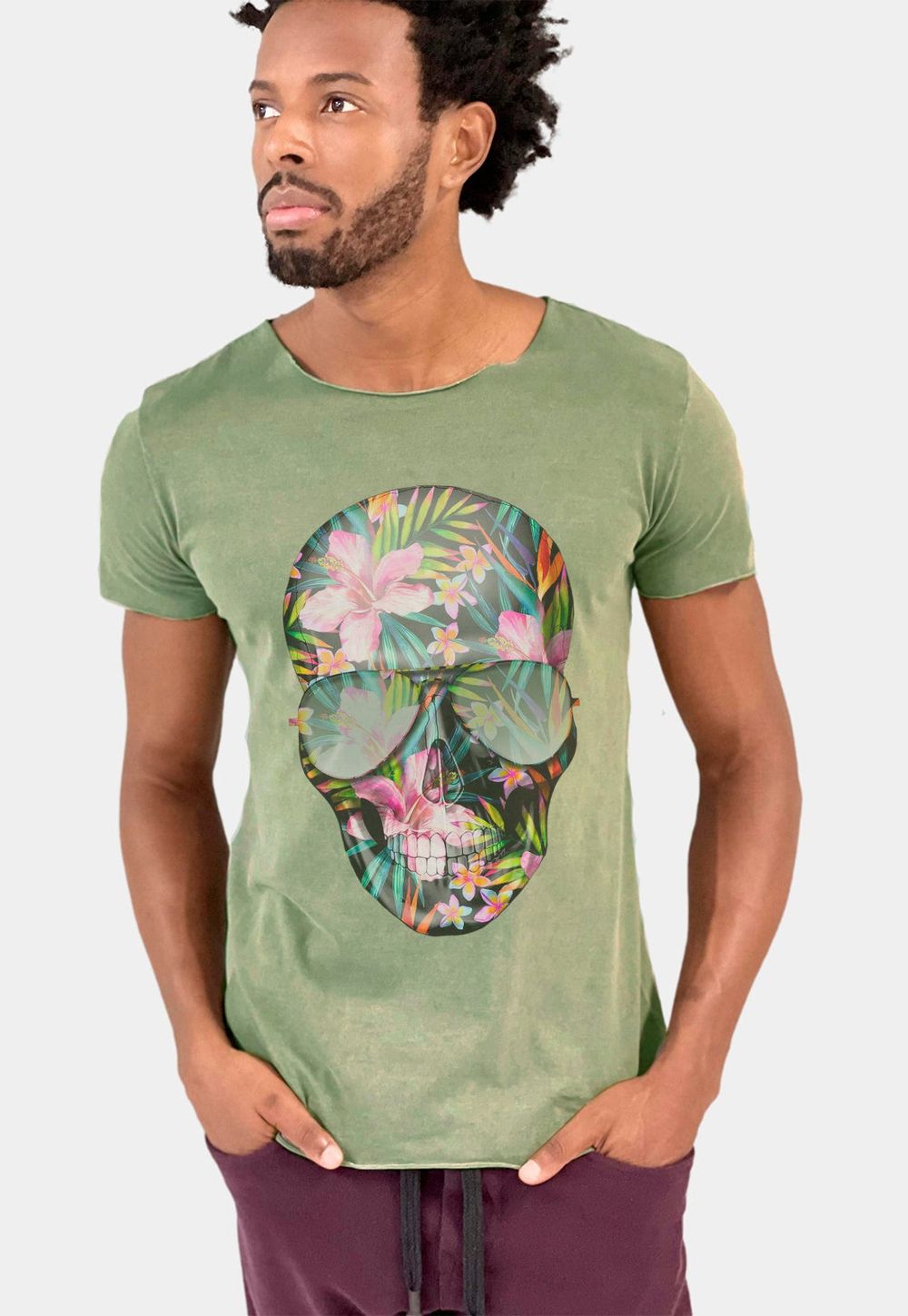 Camiseta Premium Stone Corte a Fio Caveira Flores Cor:Verde;Tamanho:M;Genero:Masculino